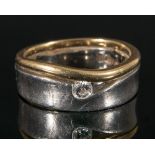 Modernistischer Damenring mit Diamant von ca. 0,09 - 0,10 ct. Besetzt. Fassung in 585er Gelb- &
