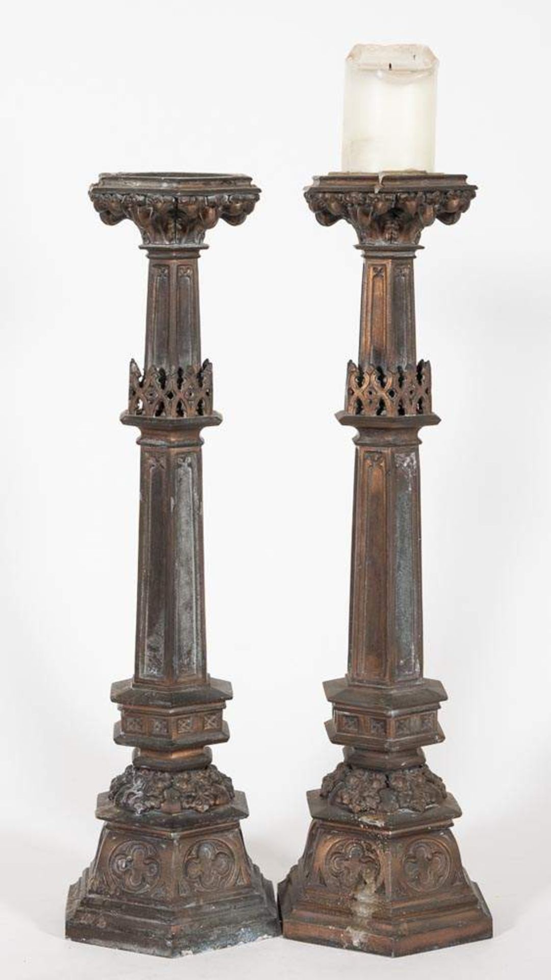 Paar großer, einflammiger Kerzenleuchter, Neogotik 19./20. Jhd. Zinkguss. Höhe je ca. 57 cm. Alters-
