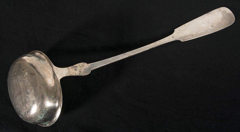 Grosse Suppenkelle. 12lötiges Silber (750er). 19. Jhd. Schöner Erhalt. Ca. 162 gr. Länge ca. 35 cm. - Image 2 of 3