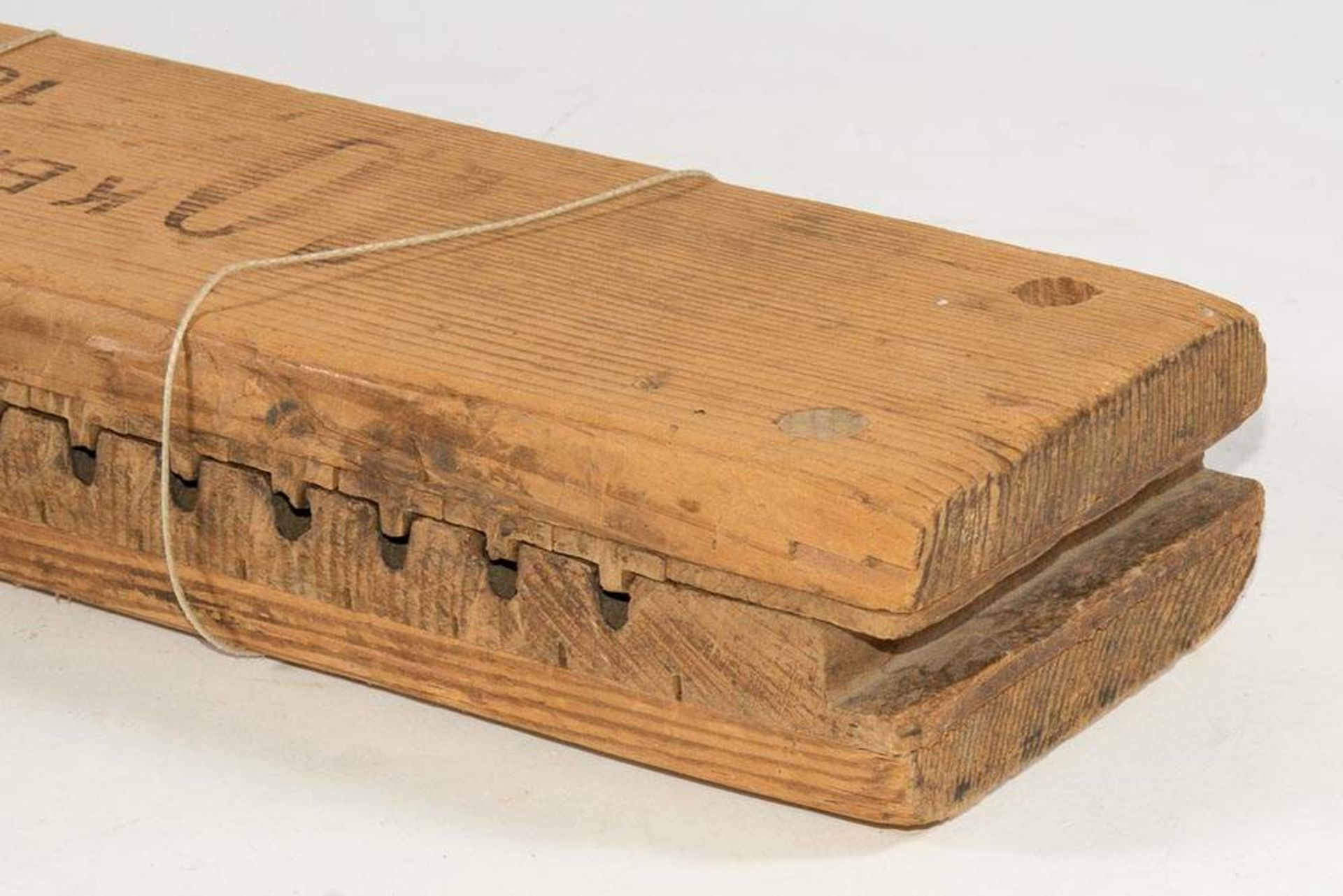 Zigarrenpresse. Holz. Bez. "K. B. & Co. 1930 -  No. 10466". Länge 57 cm. - Image 2 of 5