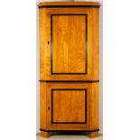 Eckschrank. Biedermeier des späten 20. Jhds. Reproduktion. Kirschbaum furnierter, massiver