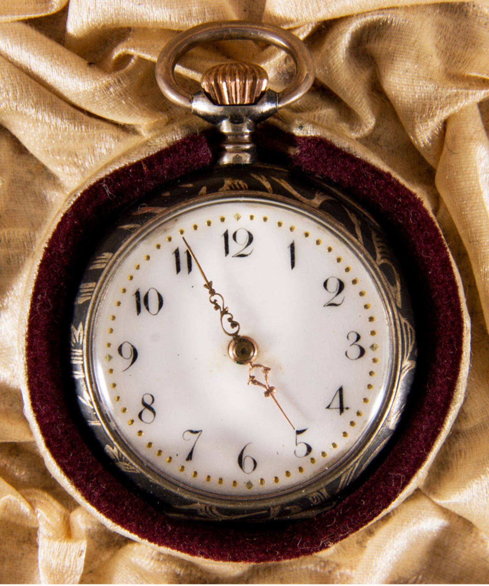 Antike Damentaschenuhr um 1900 in orig. Kartonage. Werk läuft an. Durchmesser ca 30mm.