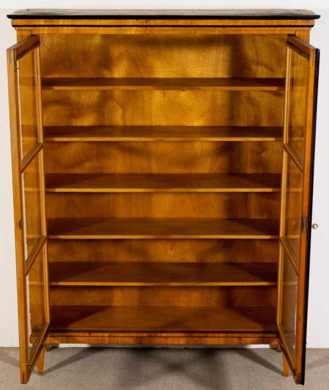 Bücherschrank. Biedermeier, süddeutsch um 1820/30. Kirschbaum massiv und furniert, teilweise - Image 10 of 13