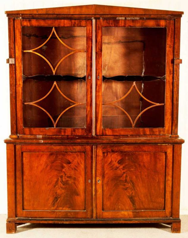 Aufsatzschrank. Biedermeier, Bördekreis (Sachsen Anhalt) um 1820. Mahagoni massiv & furniert.