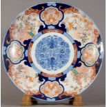 Sehr großer Imari-Teller. Japan. Mitte/Ende 19. Jhd. Durchmesser ca. 62 cm. Sehr schöner Erhalt. Auf