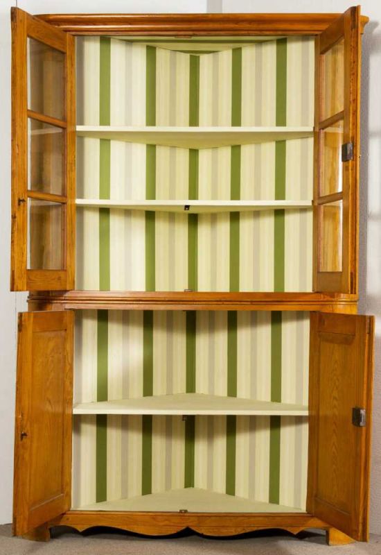 4türige Eckvitrine. Biedermeier um 1840/50. Esch massiv, Nadelholzkorpus. Zweiteiliges Eckmöbel. - Image 3 of 7