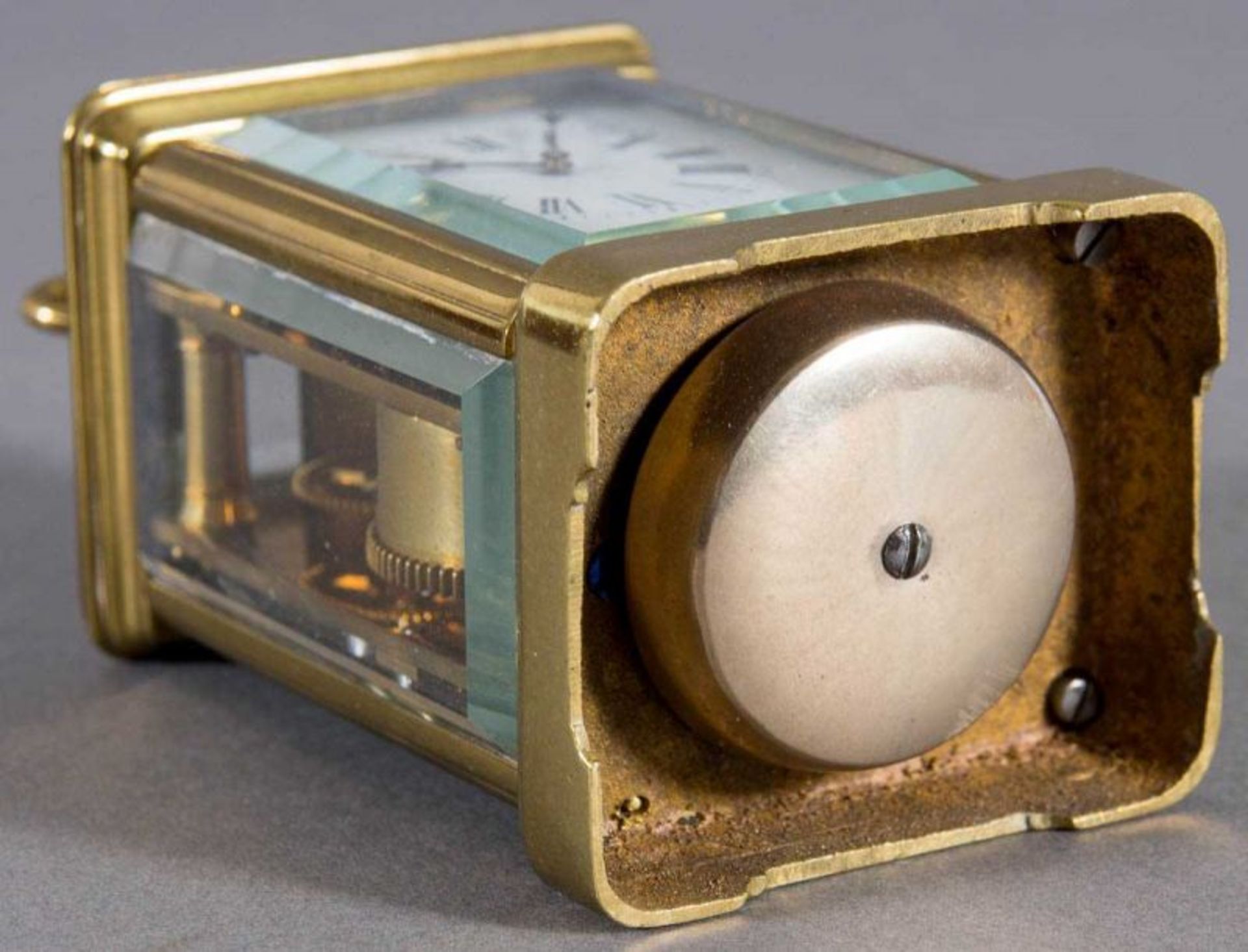 Kleiner Reisewecker sog. "Carriage Clock". Vollverglastes Messinggehäuse. In original Box. Werk - Image 9 of 11