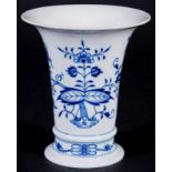 Tischvase. Meissen. Schwertermarke mit 2 Schleifstrichen. Zwiebelmuster-Dekor. Höhe 16 cm,