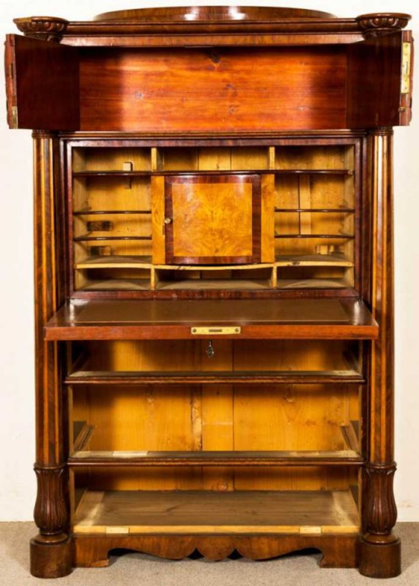 Experimenteller Biedermeier Standsekretär, Westeuropa um 1835/45. Mahagoni massiv & furniert. - Image 11 of 25