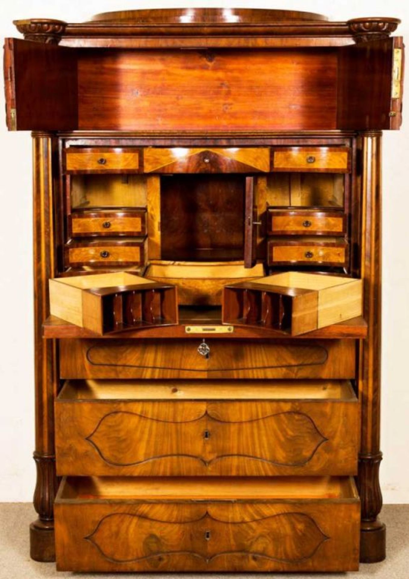 Experimenteller Biedermeier Standsekretär, Westeuropa um 1835/45. Mahagoni massiv & furniert. - Image 8 of 25