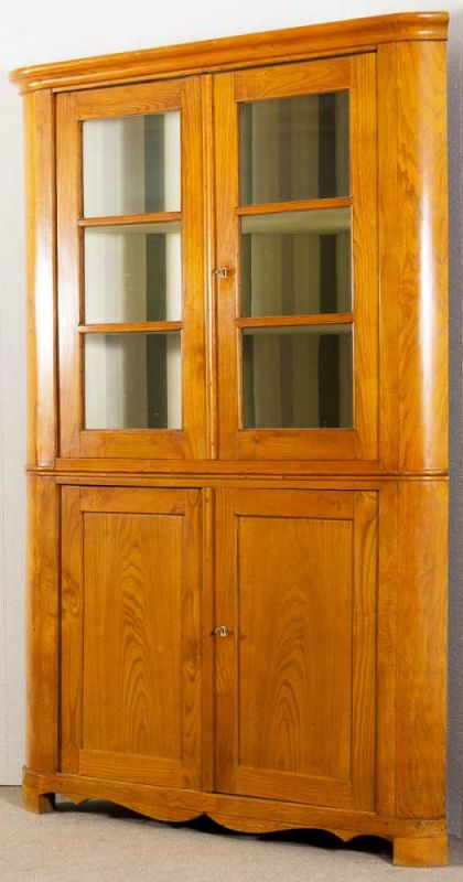 4türige Eckvitrine. Biedermeier um 1840/50. Esch massiv, Nadelholzkorpus. Zweiteiliges Eckmöbel. - Image 6 of 7