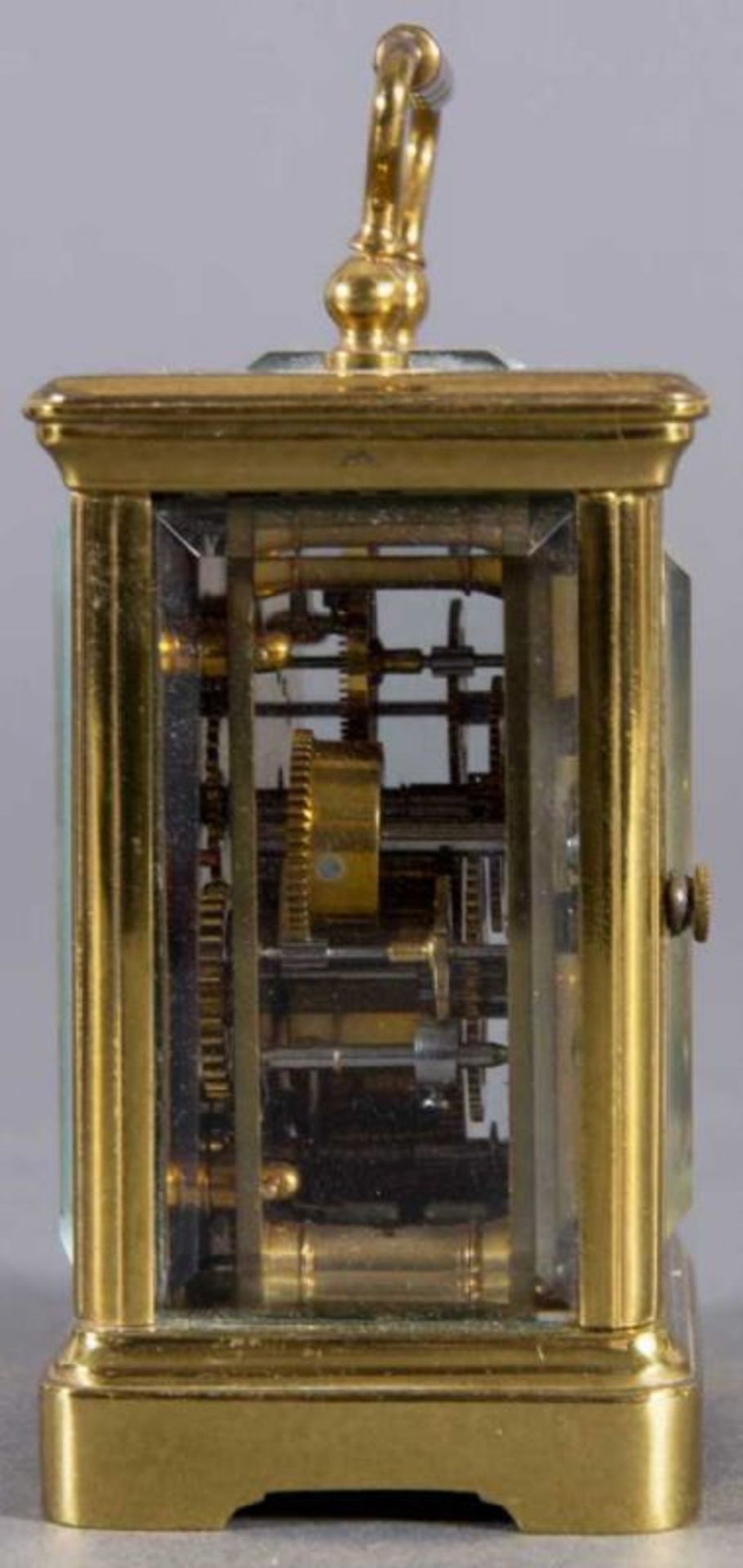 Kleiner Reisewecker sog. "Carriage Clock". Vollverglastes Messinggehäuse. In original Box. Werk - Image 8 of 11