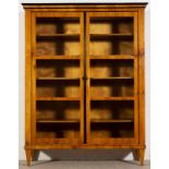 Bücherschrank. Biedermeier, süddeutsch um 1820/30. Kirschbaum massiv und furniert, teilweise