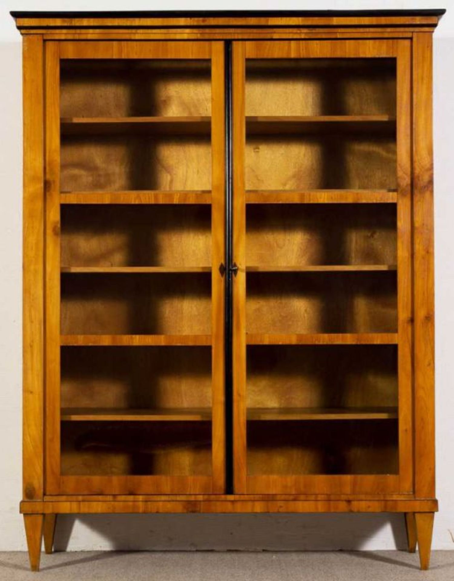 Bücherschrank. Biedermeier, süddeutsch um 1820/30. Kirschbaum massiv und furniert, teilweise