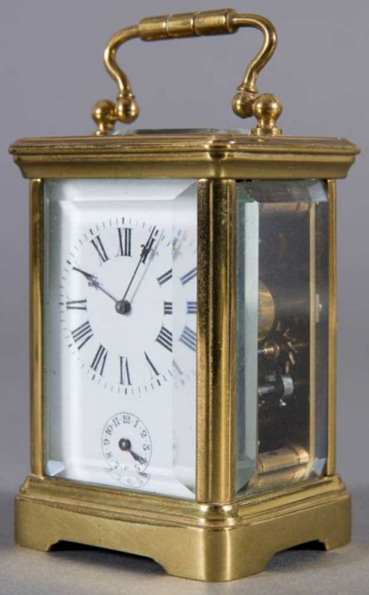 Kleiner Reisewecker sog. "Carriage Clock". Vollverglastes Messinggehäuse. In original Box. Werk - Image 7 of 11