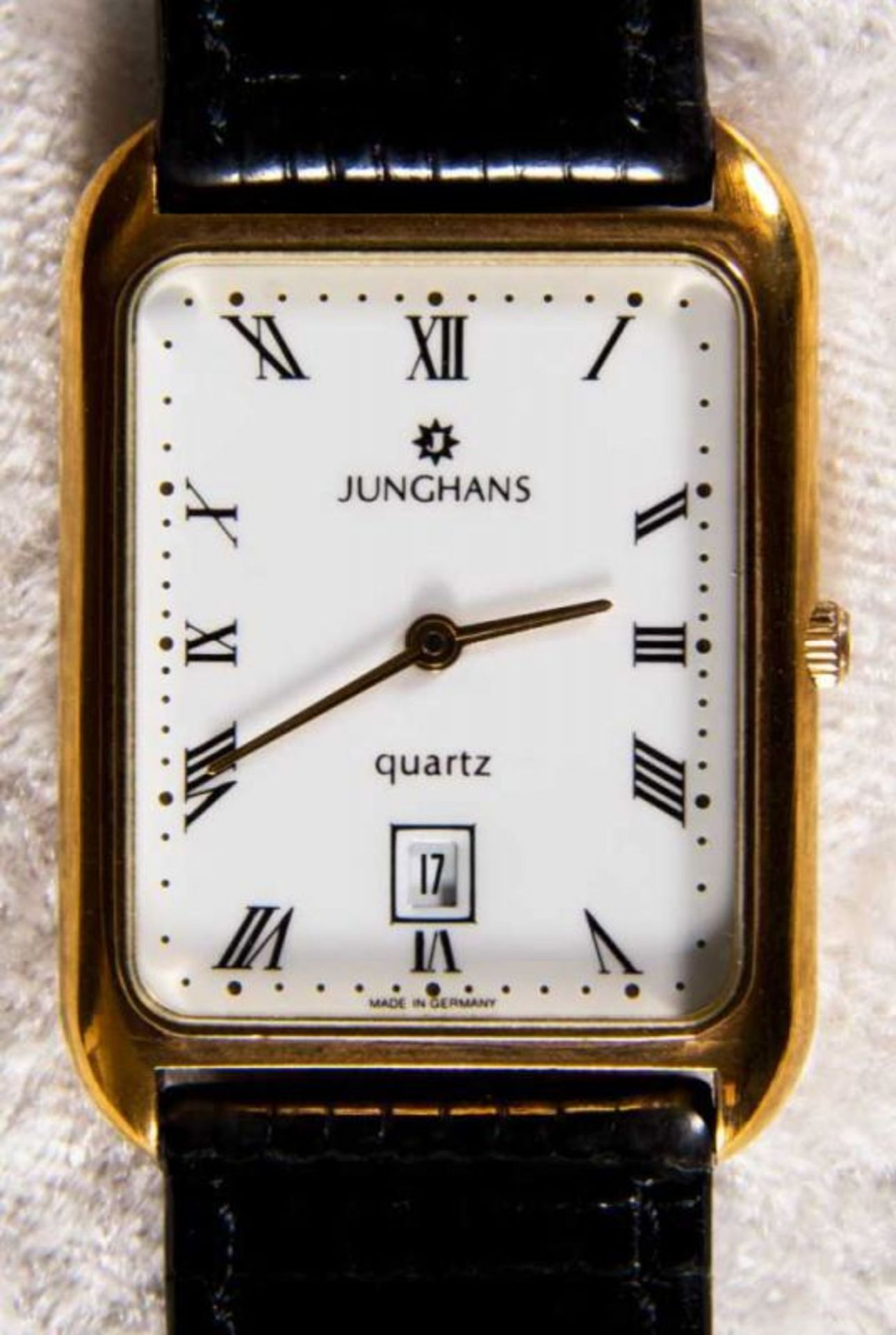 JUNGHANS Herrenarmbanduhr. Quartzwerk. Datumsanzeige bei der 6. 585er Gelbgoldgehäuse an defektem