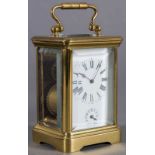 Kleiner Reisewecker sog. "Carriage Clock". Vollverglastes Messinggehäuse. In original Box. Werk