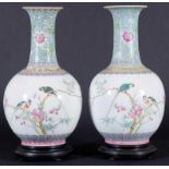 Paar Vasen. China, 19./20. Jhd. Famille-Verte. Weissporzellan mit polychromer Emaillemalerei.