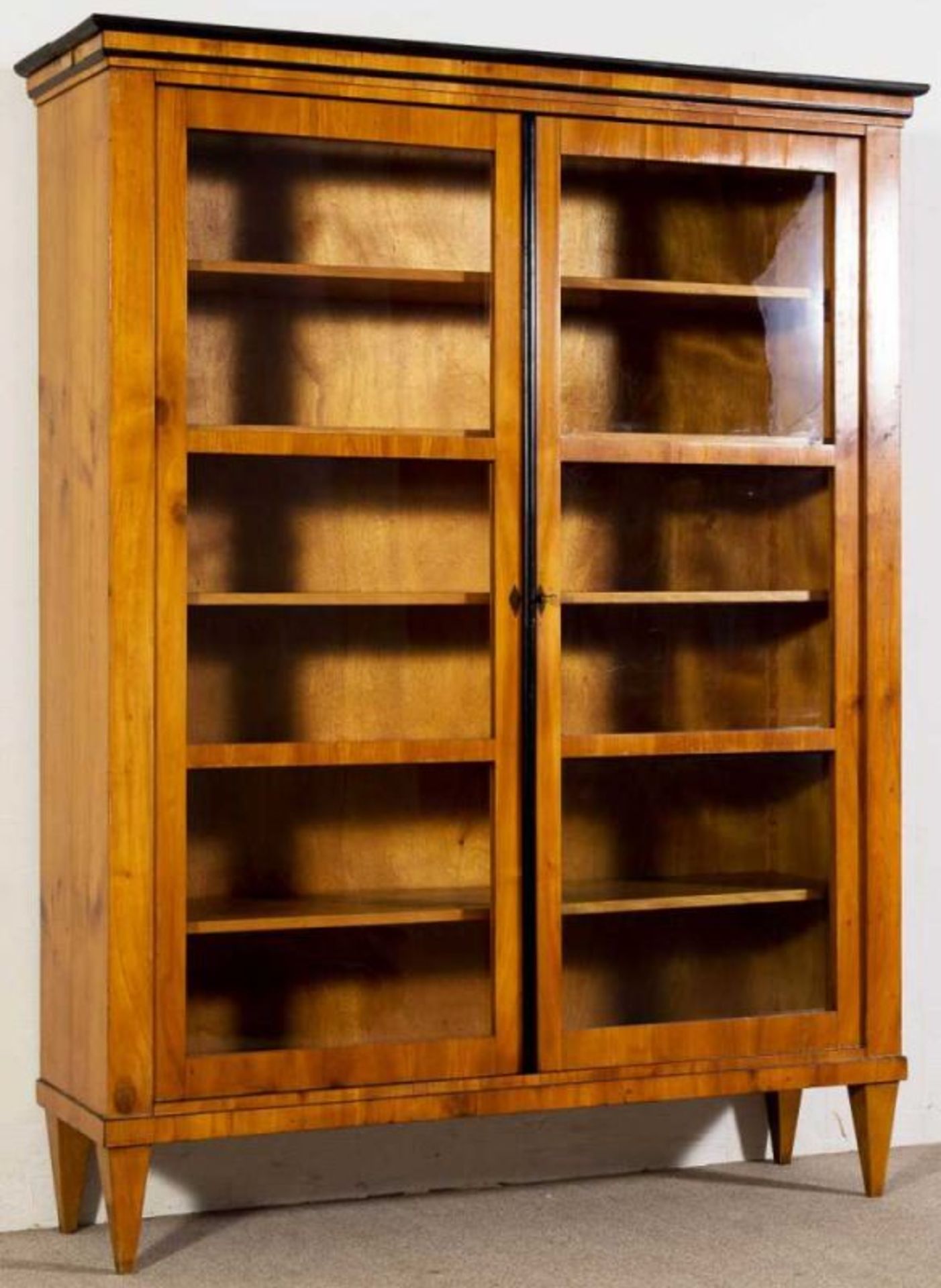 Bücherschrank. Biedermeier, süddeutsch um 1820/30. Kirschbaum massiv und furniert, teilweise - Image 6 of 13