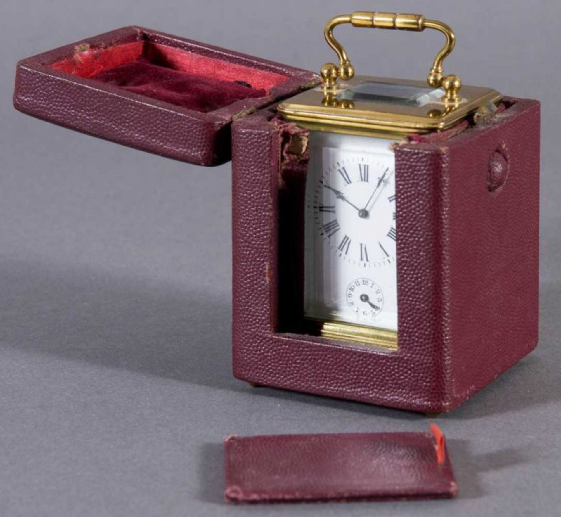 Kleiner Reisewecker sog. "Carriage Clock". Vollverglastes Messinggehäuse. In original Box. Werk - Image 2 of 11