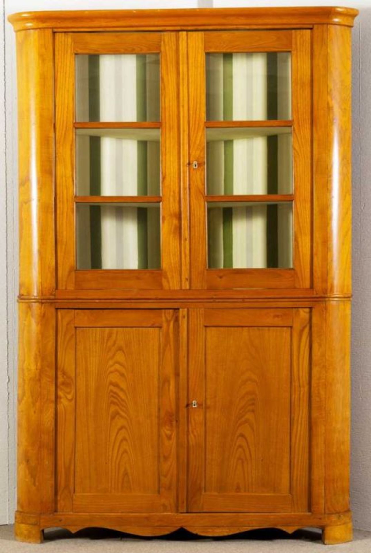 4türige Eckvitrine. Biedermeier um 1840/50. Esch massiv, Nadelholzkorpus. Zweiteiliges Eckmöbel.