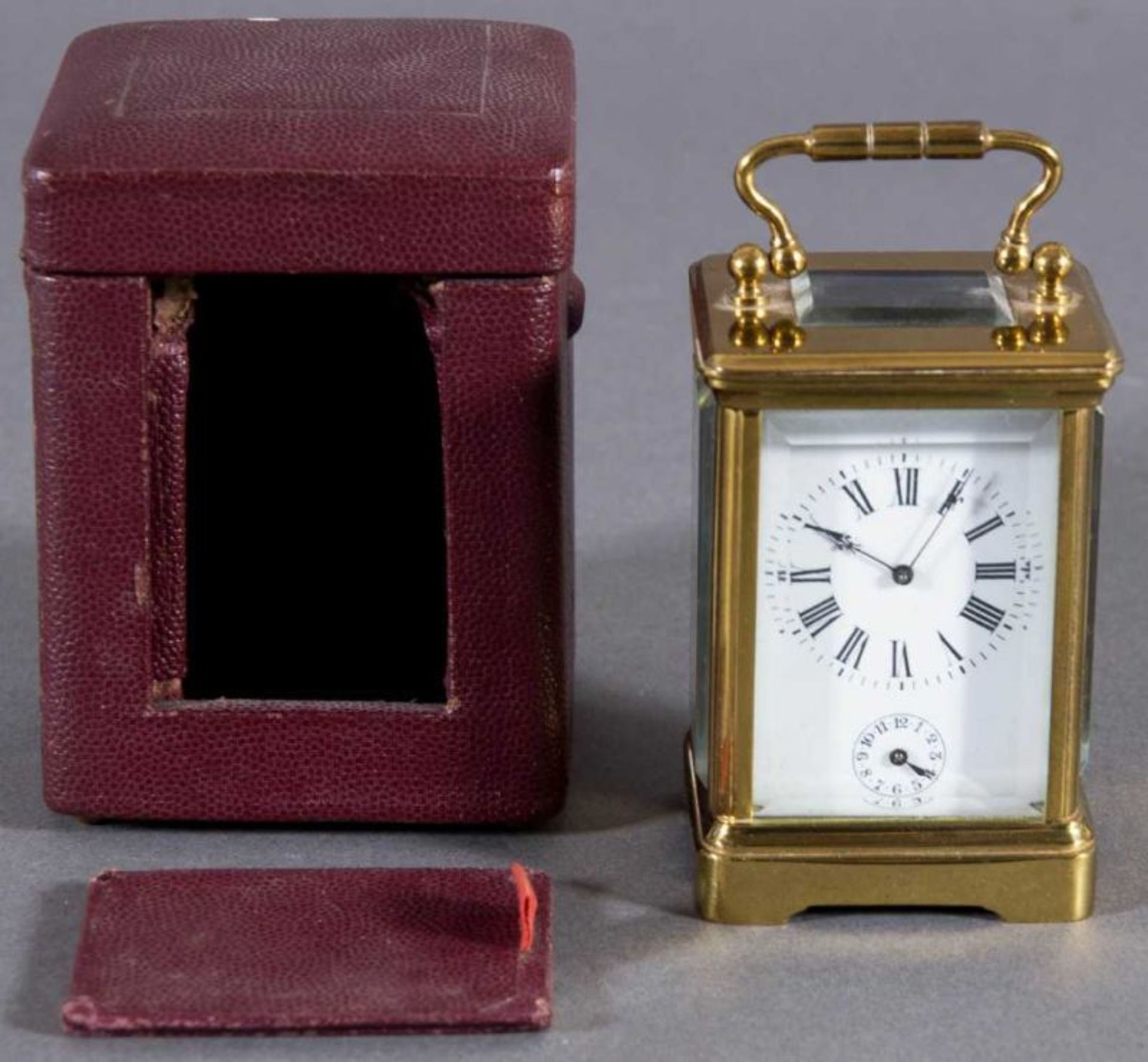 Kleiner Reisewecker sog. "Carriage Clock". Vollverglastes Messinggehäuse. In original Box. Werk - Image 4 of 11