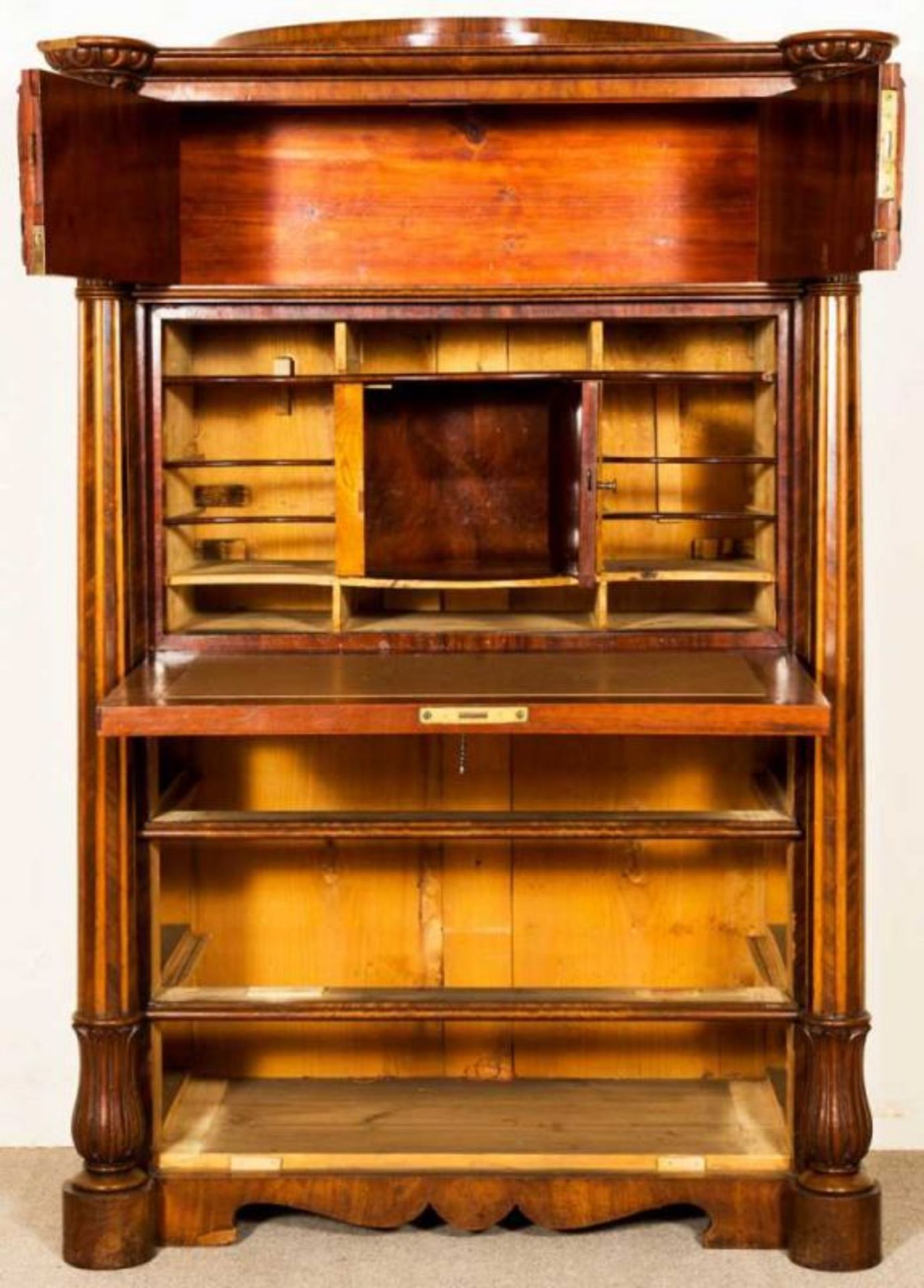 Experimenteller Biedermeier Standsekretär, Westeuropa um 1835/45. Mahagoni massiv & furniert. - Image 15 of 25