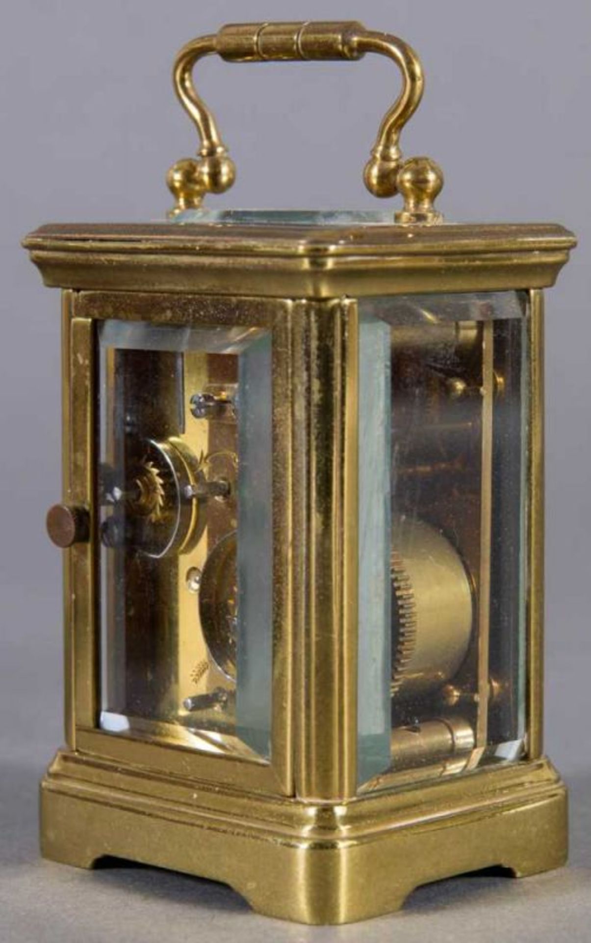 Kleiner Reisewecker sog. "Carriage Clock". Vollverglastes Messinggehäuse. In original Box. Werk - Image 5 of 11