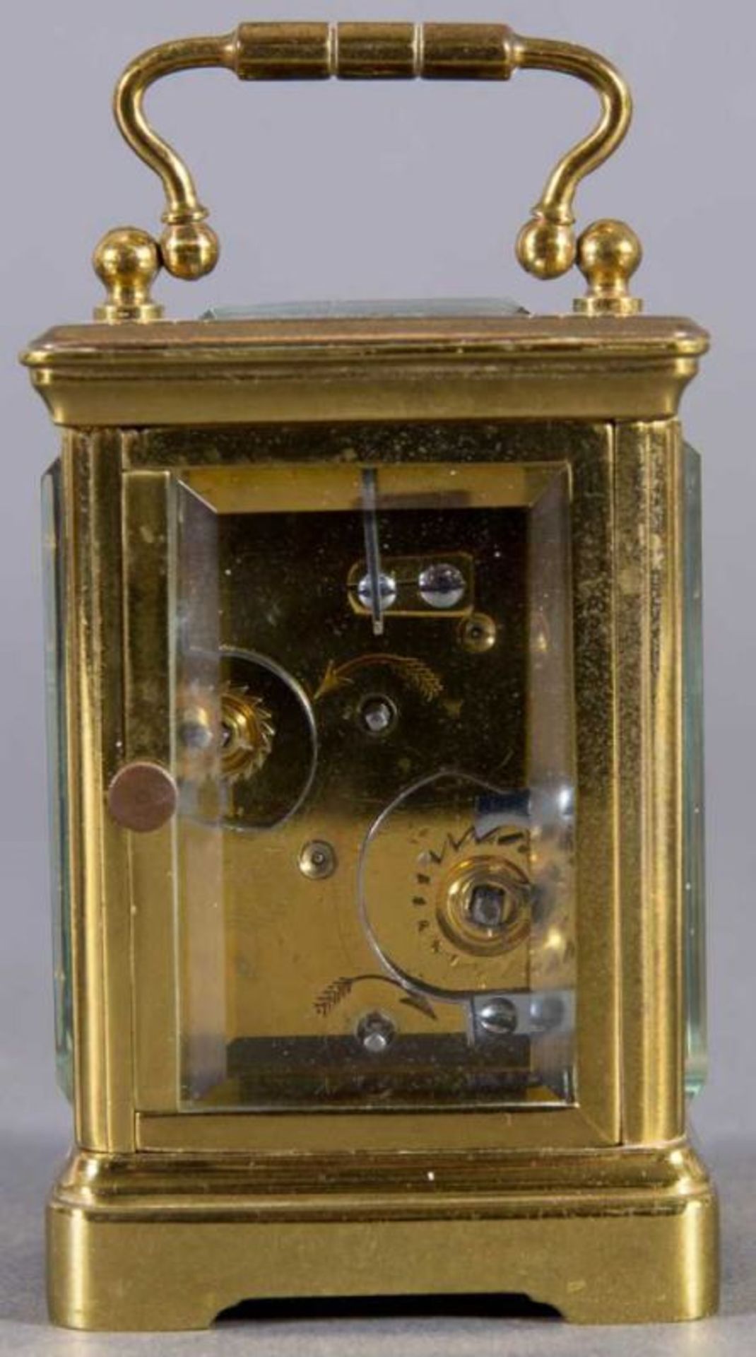 Kleiner Reisewecker sog. "Carriage Clock". Vollverglastes Messinggehäuse. In original Box. Werk - Image 6 of 11