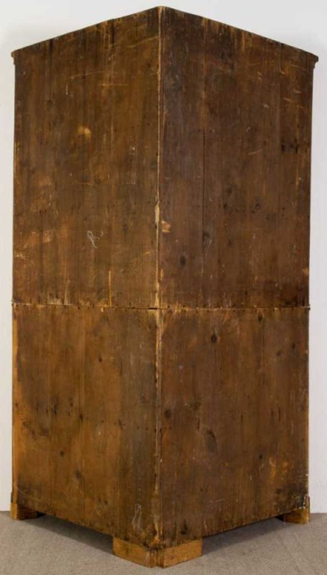 4türige Eckvitrine. Biedermeier um 1840/50. Esch massiv, Nadelholzkorpus. Zweiteiliges Eckmöbel. - Image 7 of 7