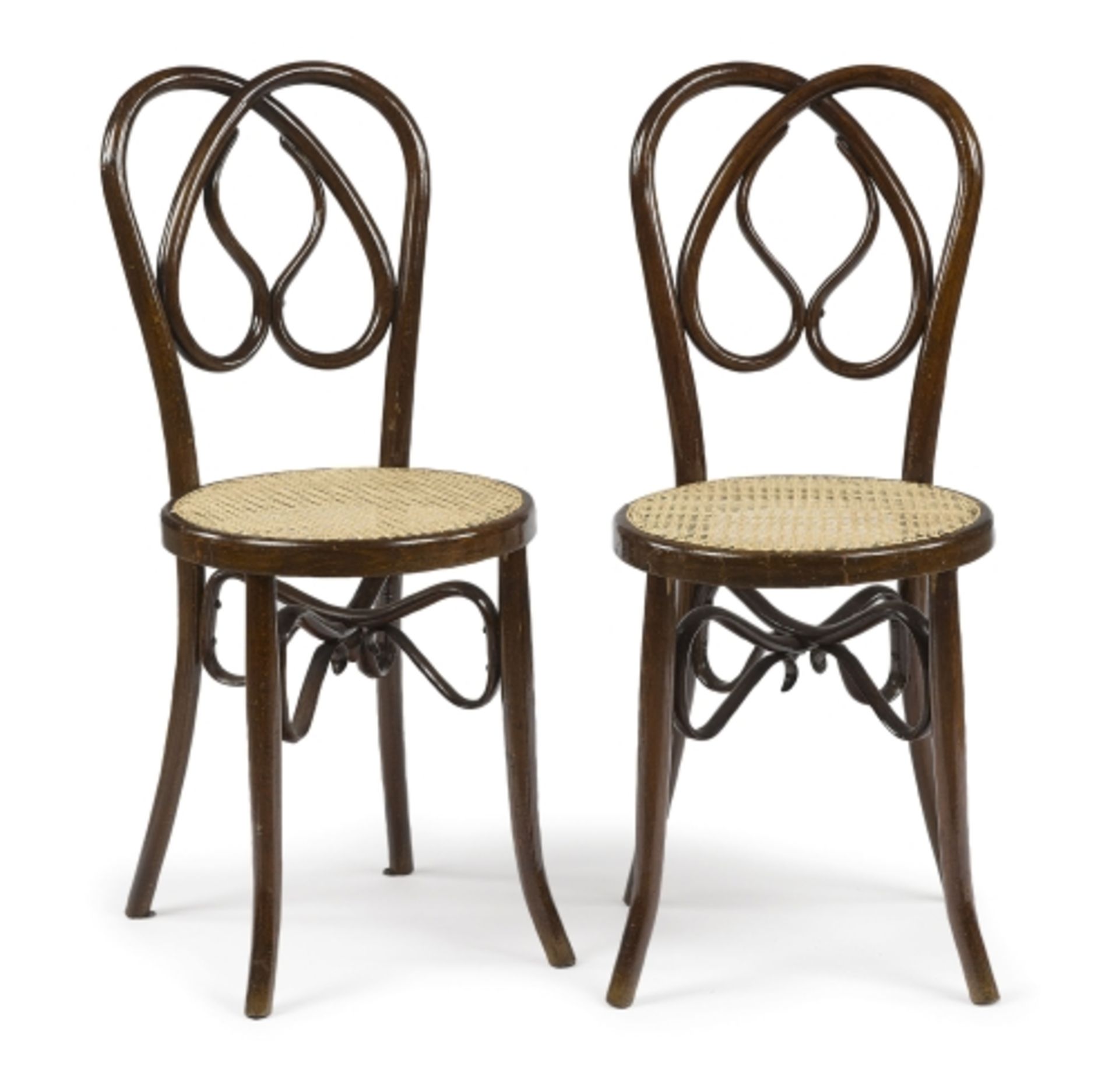 Ein Paar StühleWien, Thonet-Art, um 1890 Buche, gebogen. Rötlich-braun gebeizt. Geschweifte