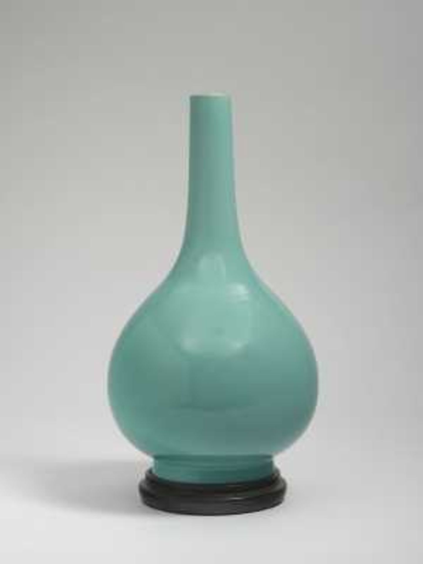 Vase China, 18./19. Jh. Porzellan. Balusterform, türkisgrün glasiert. H. 34,5 cm. Holzsockel.