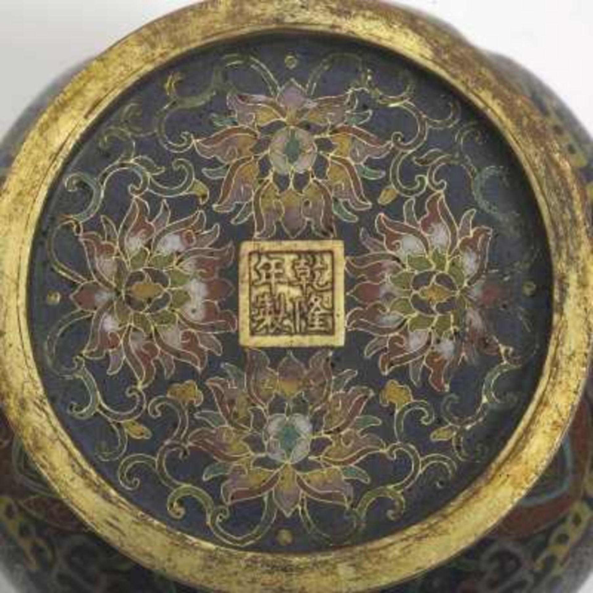 Cloisonné-Brûle-Parfum China, Qing Bronze. Passig gerippte Balusterform. Bunter floraler und - Bild 2 aus 2