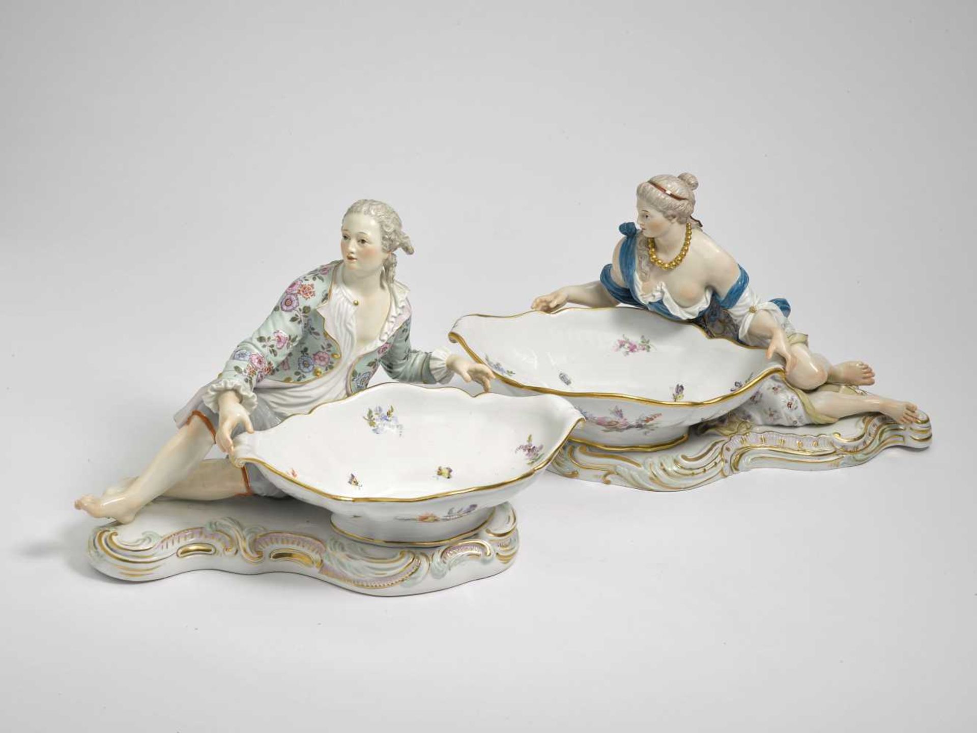 Ein Paar große Figurenschalen Meissen, nach Modell von J. J. Kändler Porzellan. Farb- und
