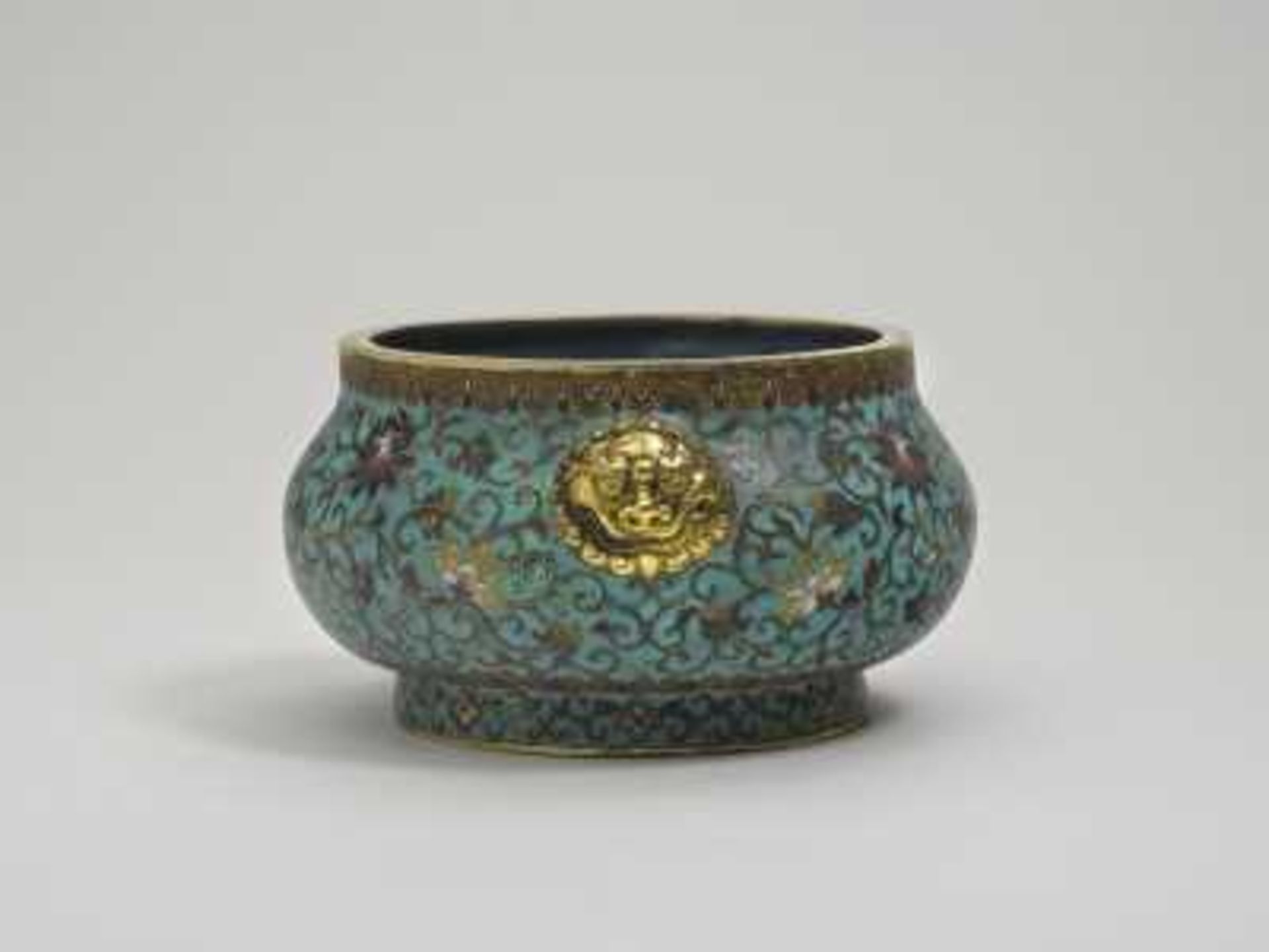 Cloisonné-Schale China, 18./19. Jh. Bronze. Rund mit seitlichen Drachenköpfen. Bunter