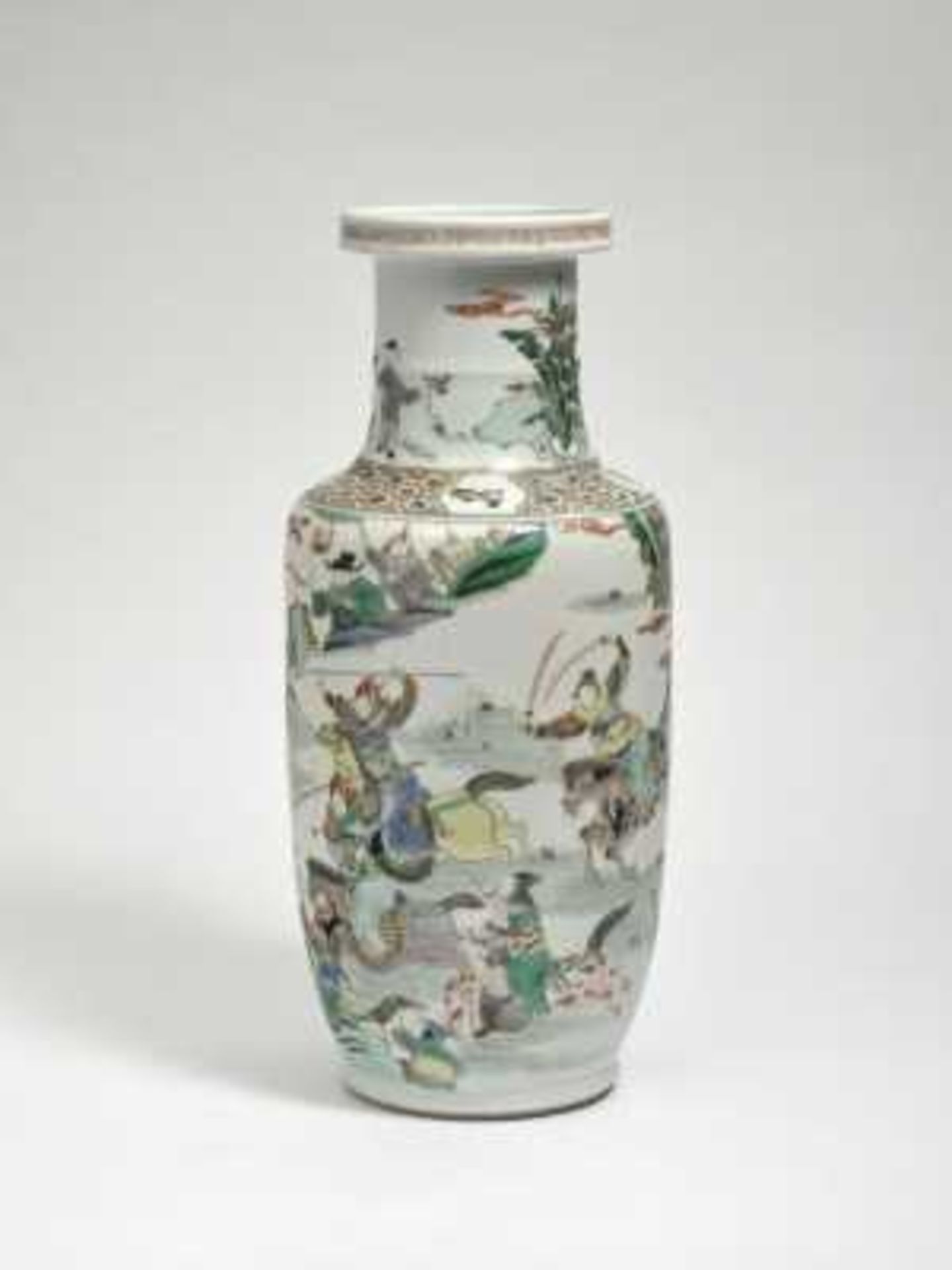 Rouleau-Vase China, 19. Jh. Porzellan. Bunter Dekor im Stil der "famille verte": Reitende Krieger
