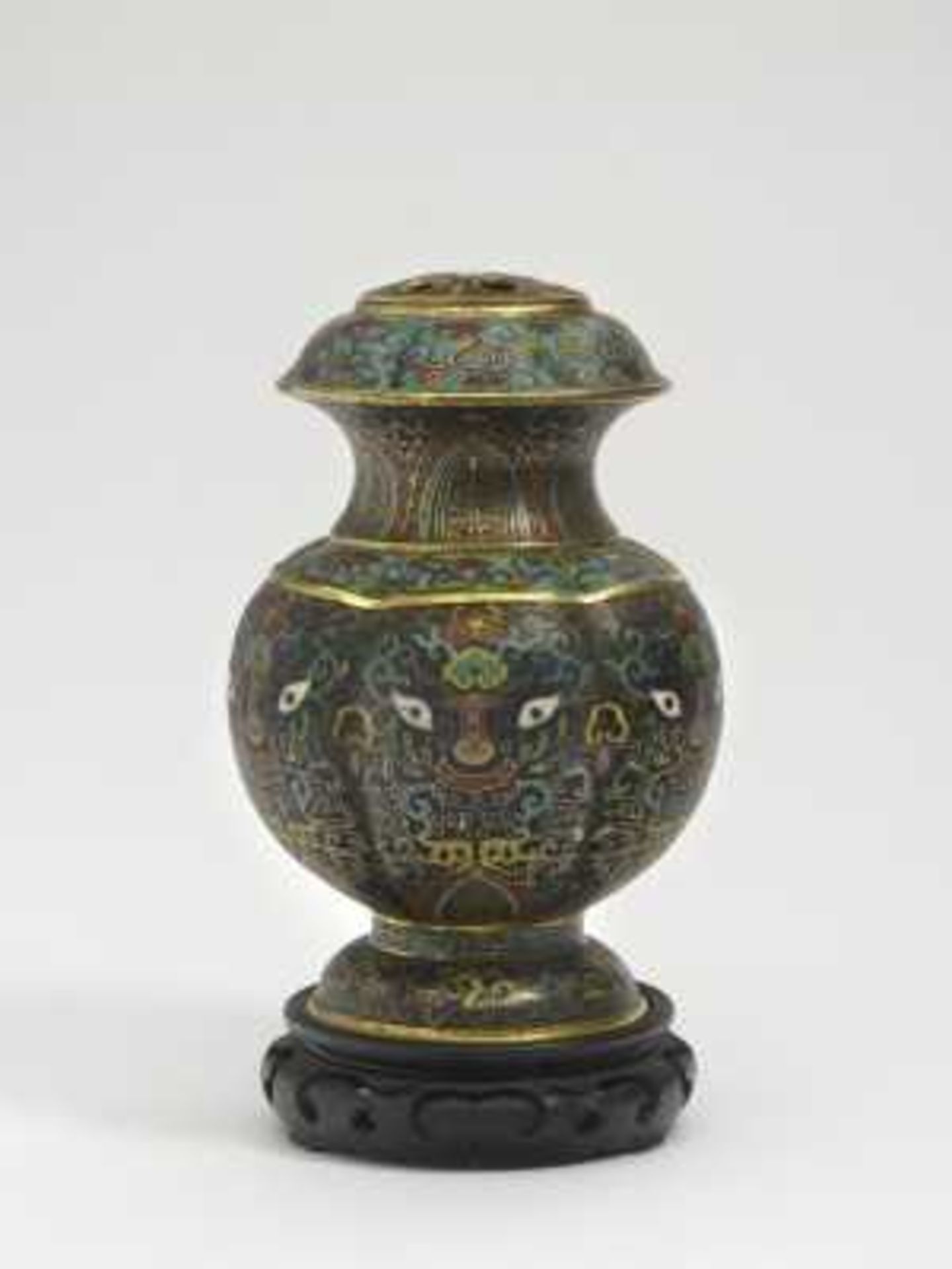 Cloisonné-Brûle-Parfum China, Qing Bronze. Passig gerippte Balusterform. Bunter floraler und
