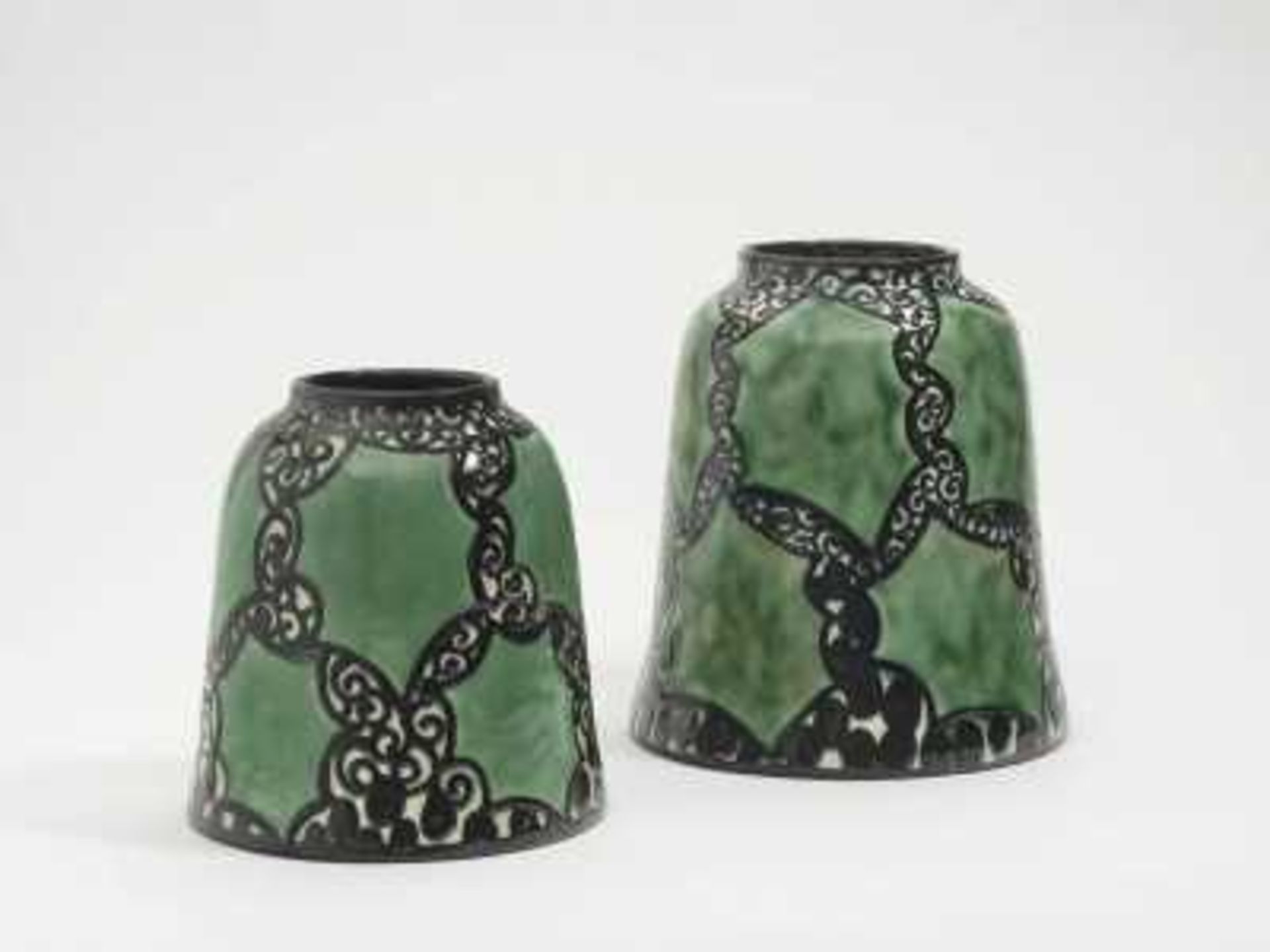 Zwei Vasen Kandern, Entwurf Max Laeuger, um 1906 Roter Majolikascherben. Leicht konische Wandung,