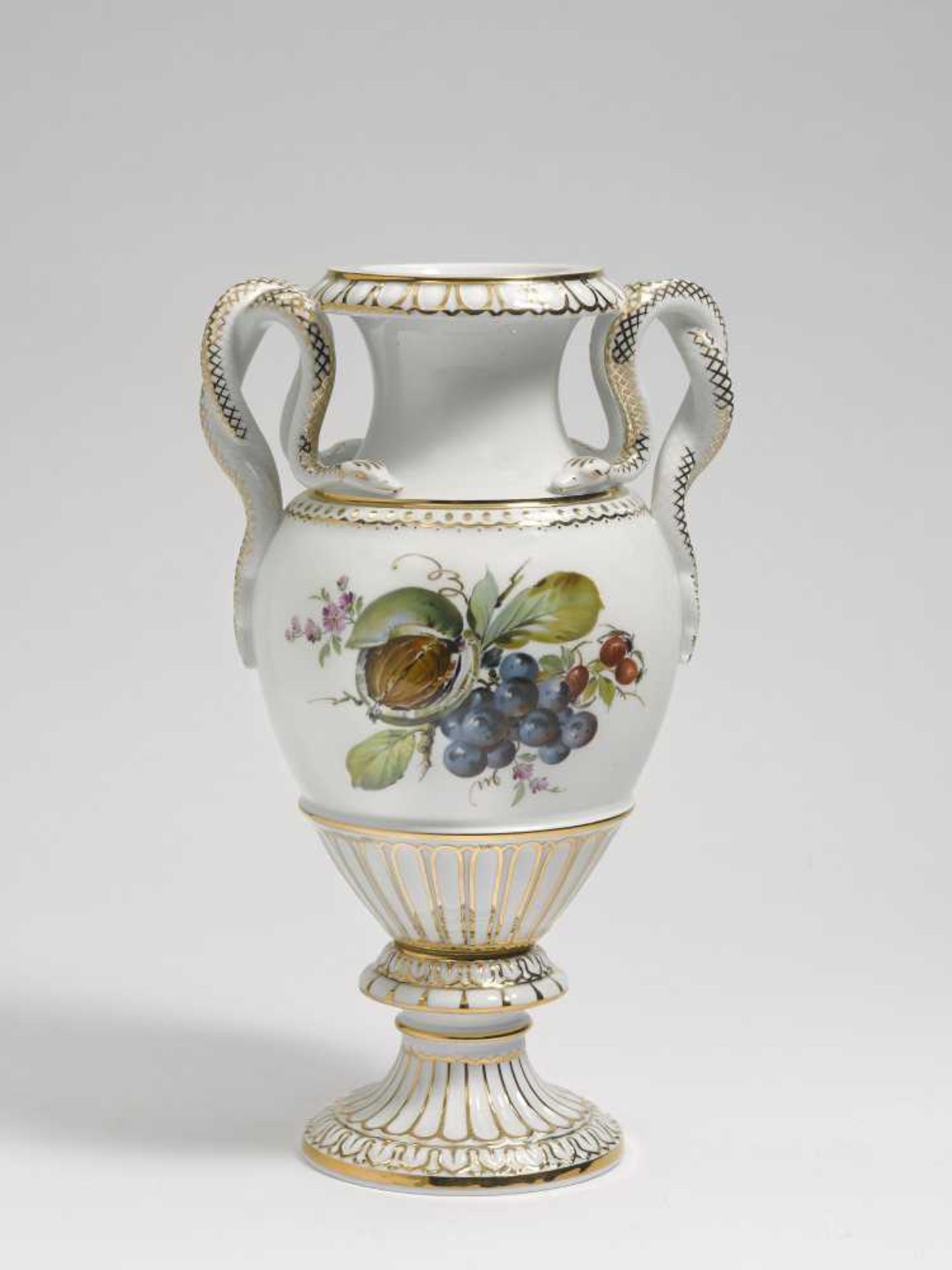 Schlangenhenkelvase Meissen Porzellan. Goldstaffage. Balusterform. Auf der Wandung bunter