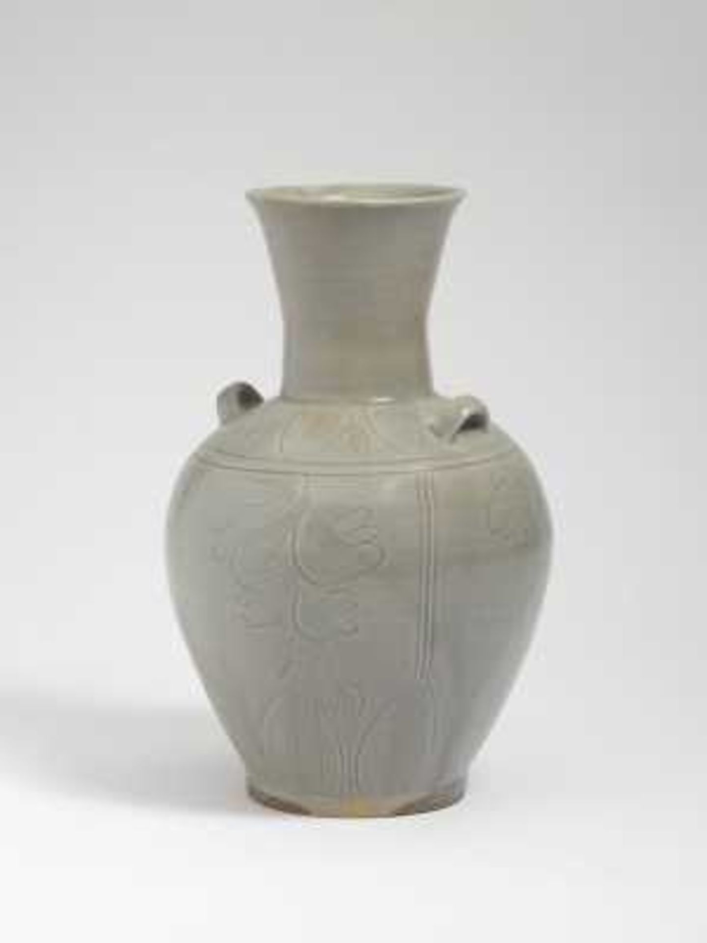 Vase China, Song oder Yuan Keramik. Seladonfarben glasiert. Balusterform mit aufgelegten Ösen auf
