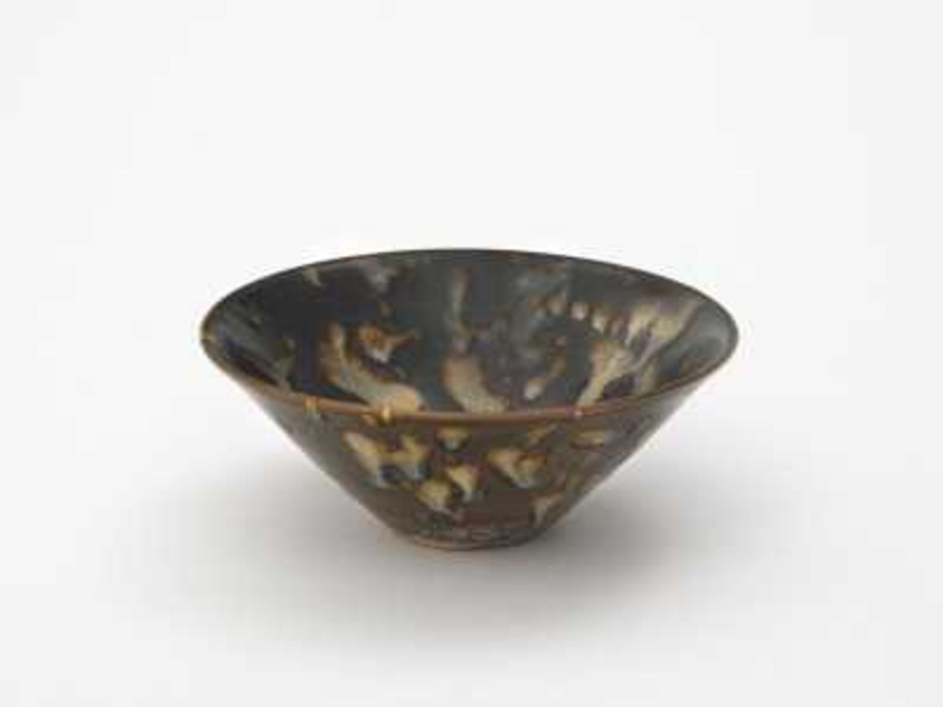 Teeschale China, im Stil der Jin-Dynastie Keramik, schwarz-braun glasiert, gefleckt. H. 5 cm. D.