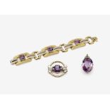 Set, bestehend aus Armband, Brosche und Anhänger mit Amethysten Wien, 1930 bis 1940 Gelb- und