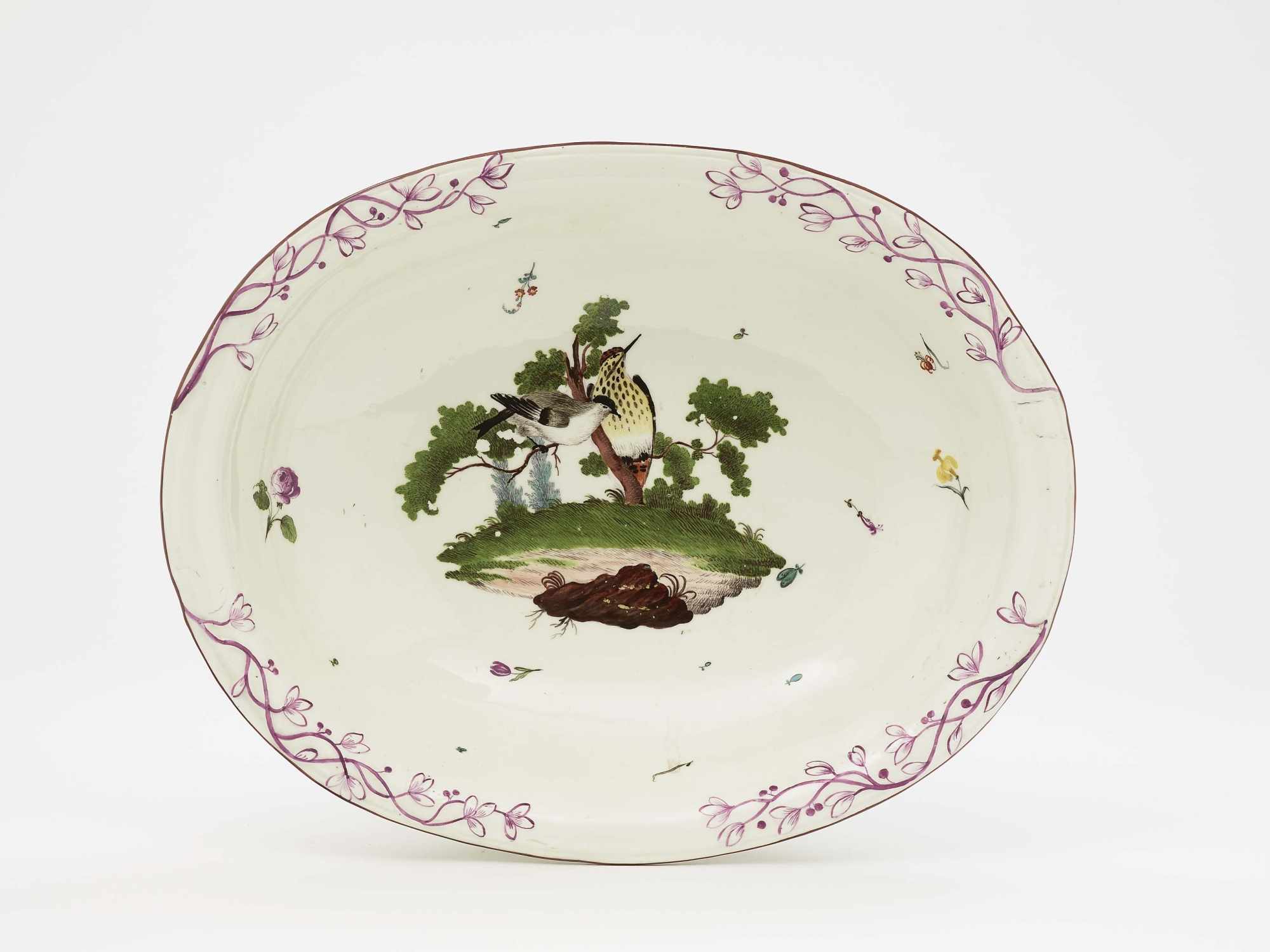 Schale Frankenthal, 2. Hälfte 18. Jh. Porzellan. Purpurstaffage. Oval mit reliefierten Blattranken