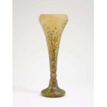 Vase 'Cerisier en fleurs' Daum Frères, Nancy, um 1905 Farbloses Überfangglas. Schlanke konische Form