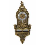 Pendule mit Konsole Paris, 19. Jh., Decovigny Geschwungenes, dreiseitig verglastes Boulle-Gehäuse