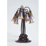 "Lily-Lamp" Tiffany Studios, New York, um 1910 Zehnflammig. Floraler Bronzefuß und -arme, braun