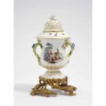 POTPOURRI-VASE Meissen, drittes Viertel 18. Jh. Porzellan. Farb- und Goldstaffage. Floral