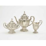 KAFFEESERVICE, DREI TEILE Wallingford (Connecticut), R. Wallace & Sons Silber. Balusterform mit