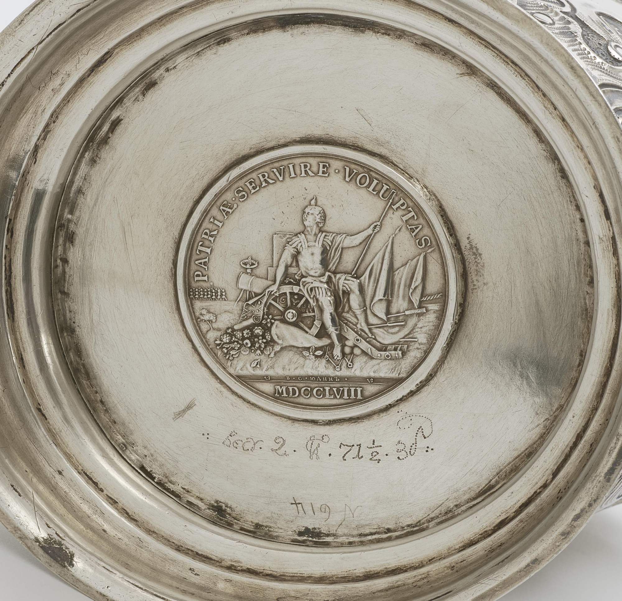 HUMPEN Russland, um 1760 Silber. Zylindrisch auf profiliertem Fußring, J-Henkel mit Volutenansatz, - Image 2 of 2