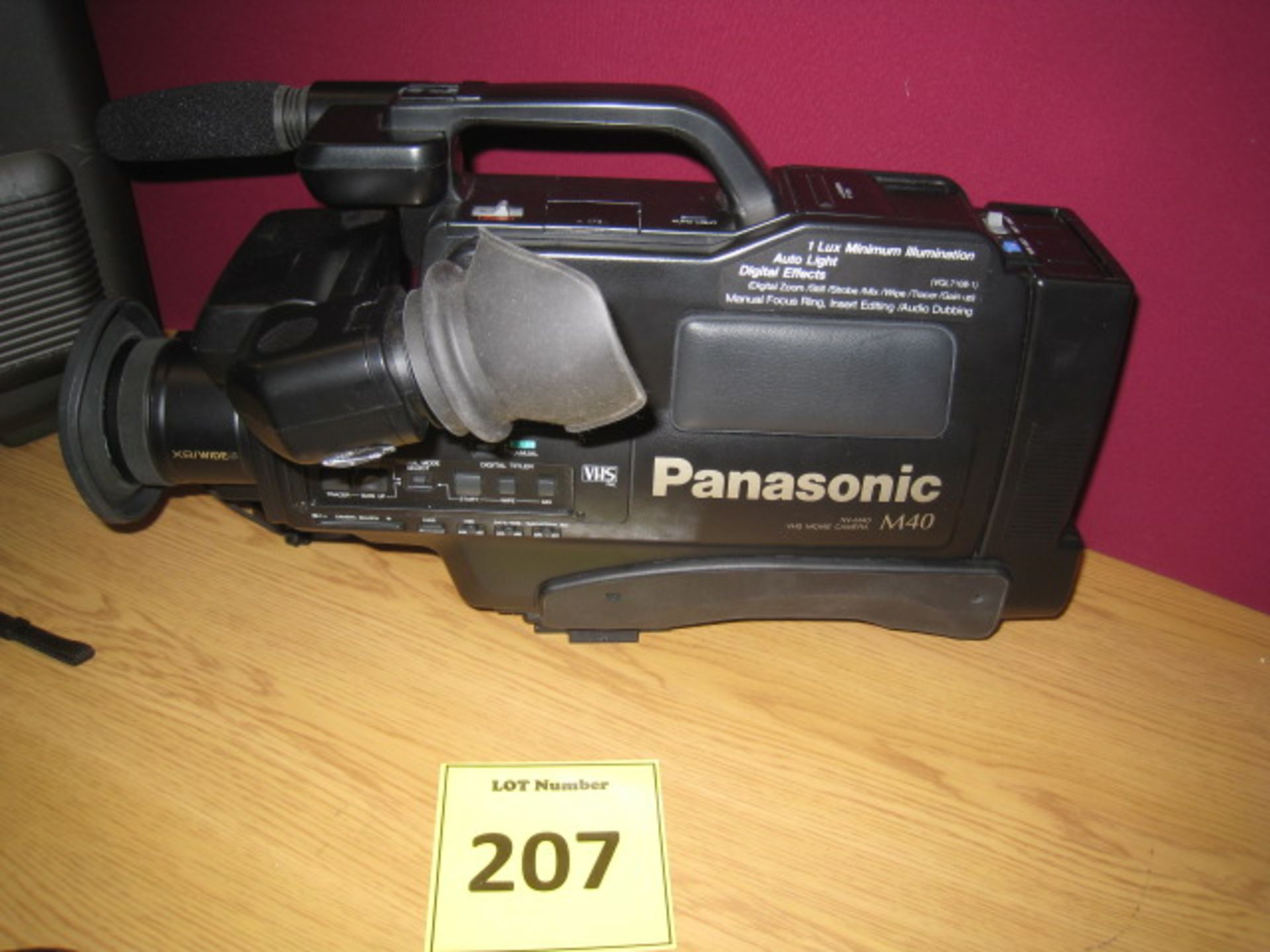 PANASONIC M40 VHS MOVIE CAMERA NV-M40 HQ. MODEL NV-M40B. IN MOULDED CARRY CASE WITH ATTACHMENTS AS - Image 3 of 5